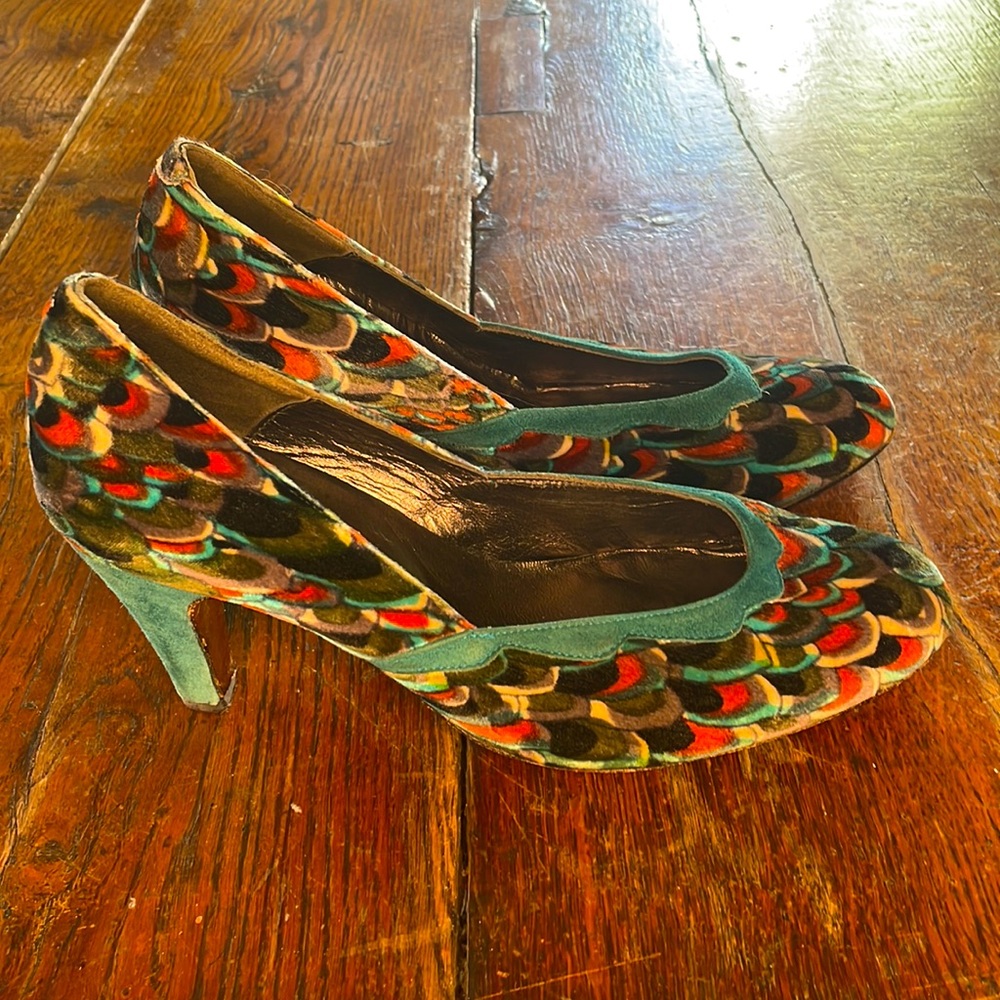 lulu guiness velvet peacock 🦚 print heels 👠 with turquoise suede trim